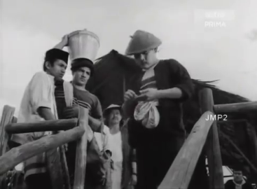 Pendekar Mustar confronting the thugs